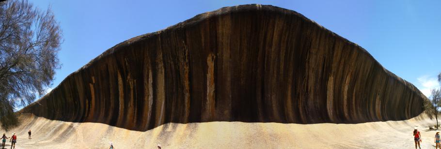 Wave Rock - Geformt von Wind und Wetter steht eine steinerne Welle in der Landschaft nahe Hyden