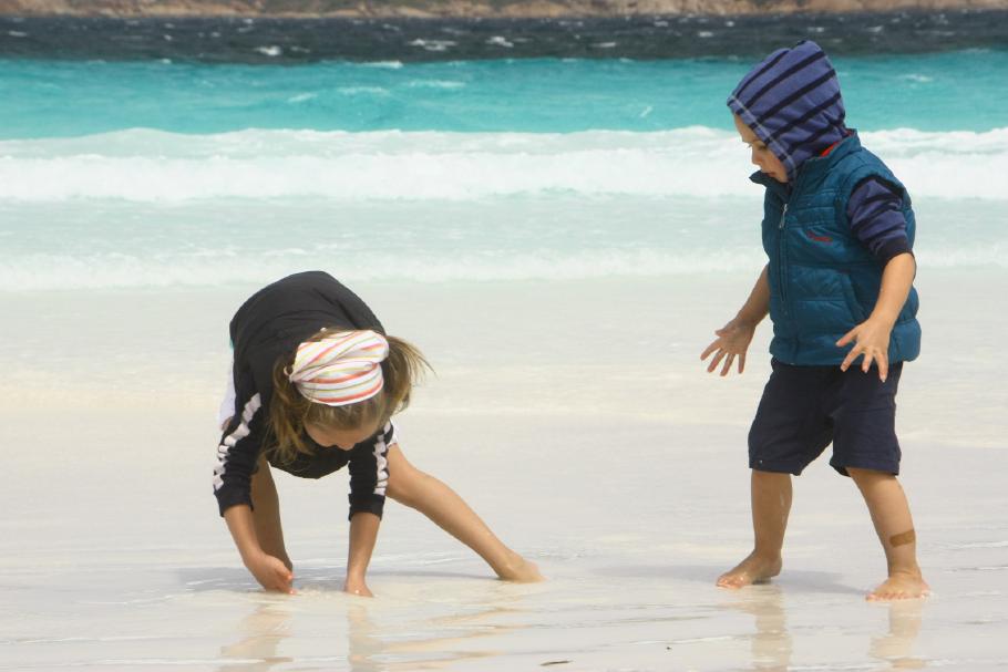 Der Wind ist kalt, das Wasser warm, die Kinder nass.