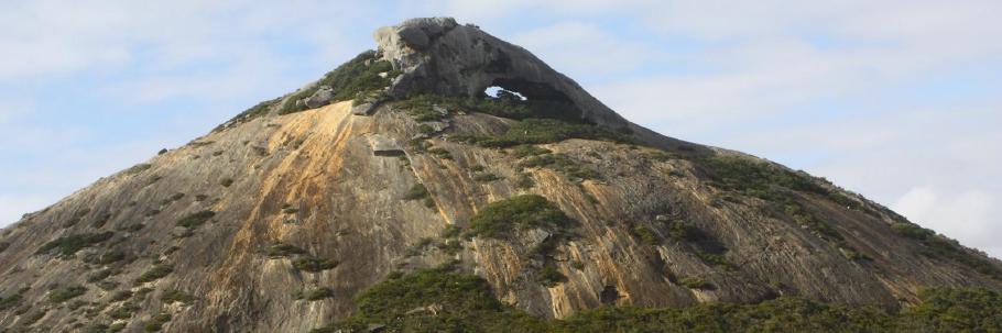 Wie kommt das Loch in den Frenchman Peak?