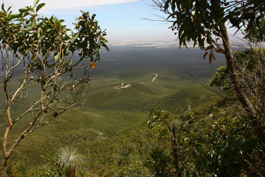 Auf halber Höhe wirkt der Parkplatz schon ziemlich weit weg