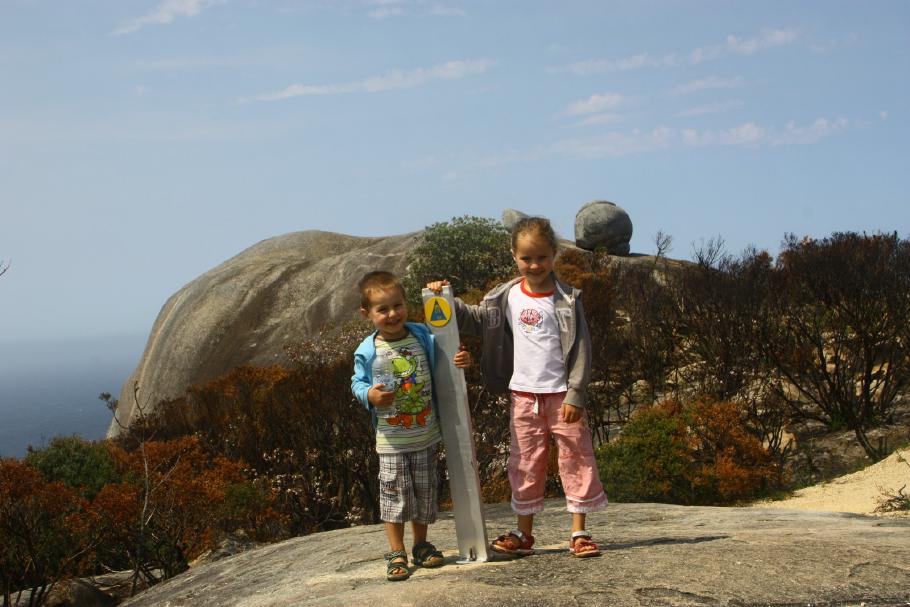Die Kinder kennen die Wegweiser inzwischen