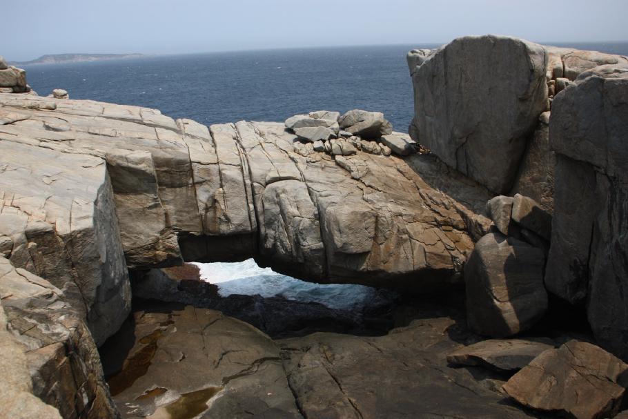 Wind und Wetter haben den Granit zu einer gigantischen Brücke geformt