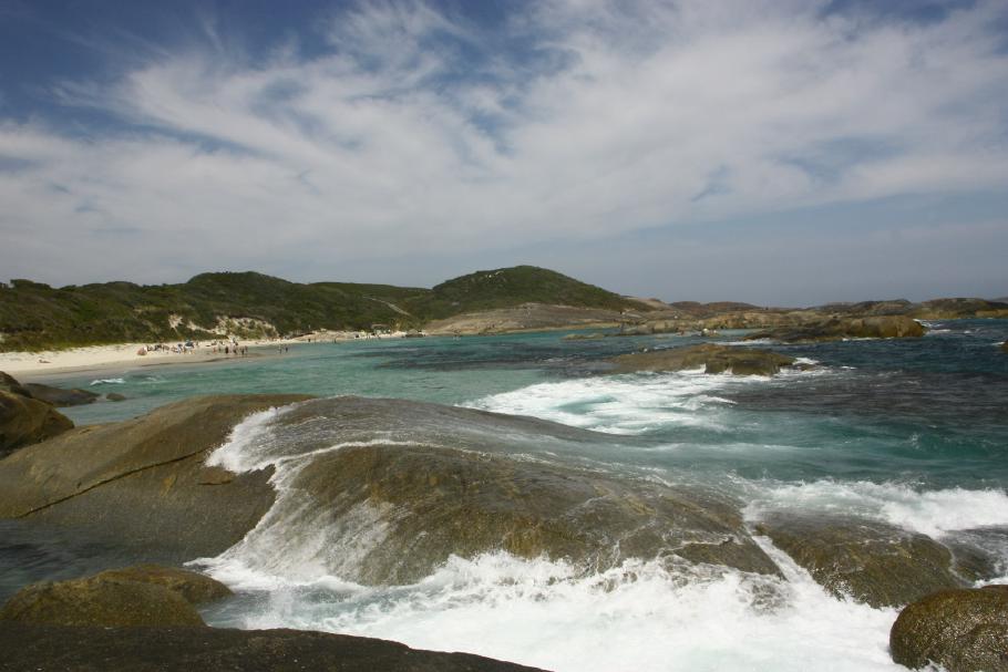 Die Wellen brechen sich an den Felsen, schwappen darüber &hellip;