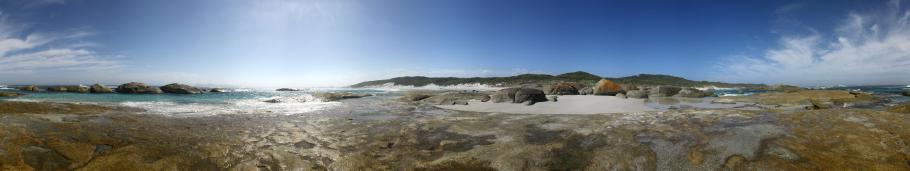 Ein Stück weiter ist das Meer rau und die Luft voll salzigem Nebel