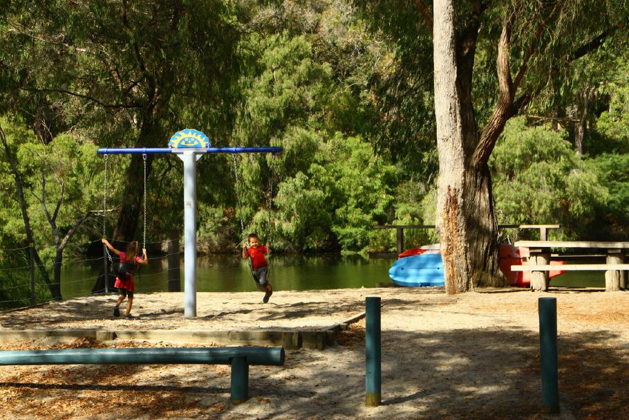 Es gibt auch einen kleinen Spielplatz