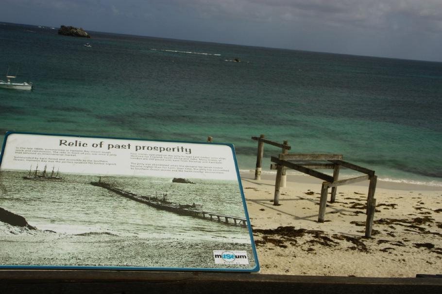 Vom ehemals 550 m langen Pier der Hamelin Bay ist nicht mehr viel übrig.