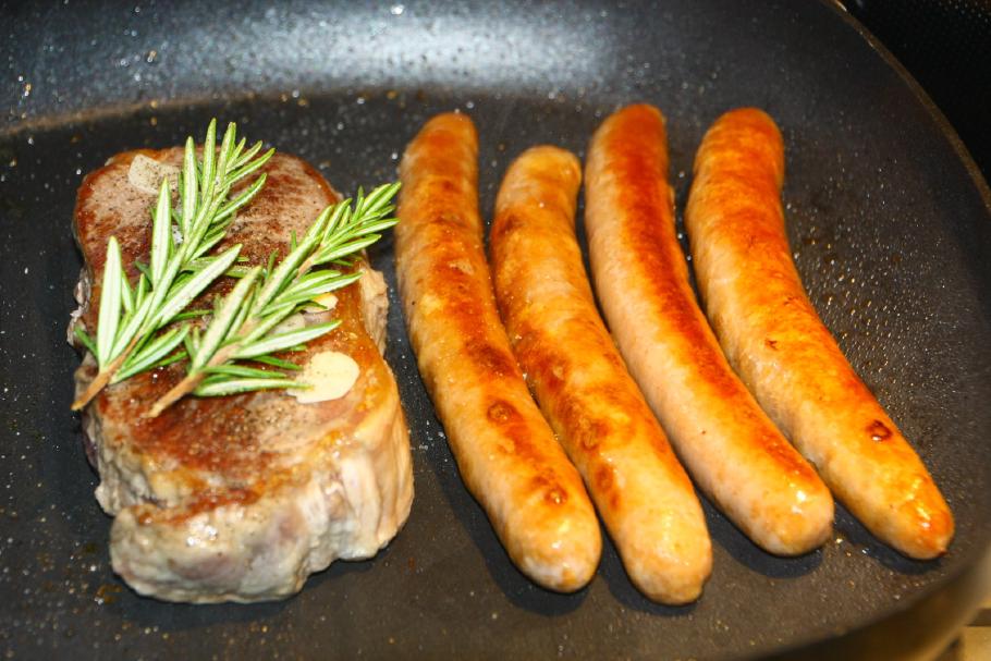 Ribeye Steak an Grillwürstchen mit reichlich Grünzeug