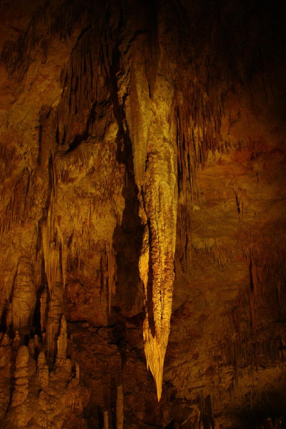 In der Mammoth Cave hängen große Stalagtiten &hellip;