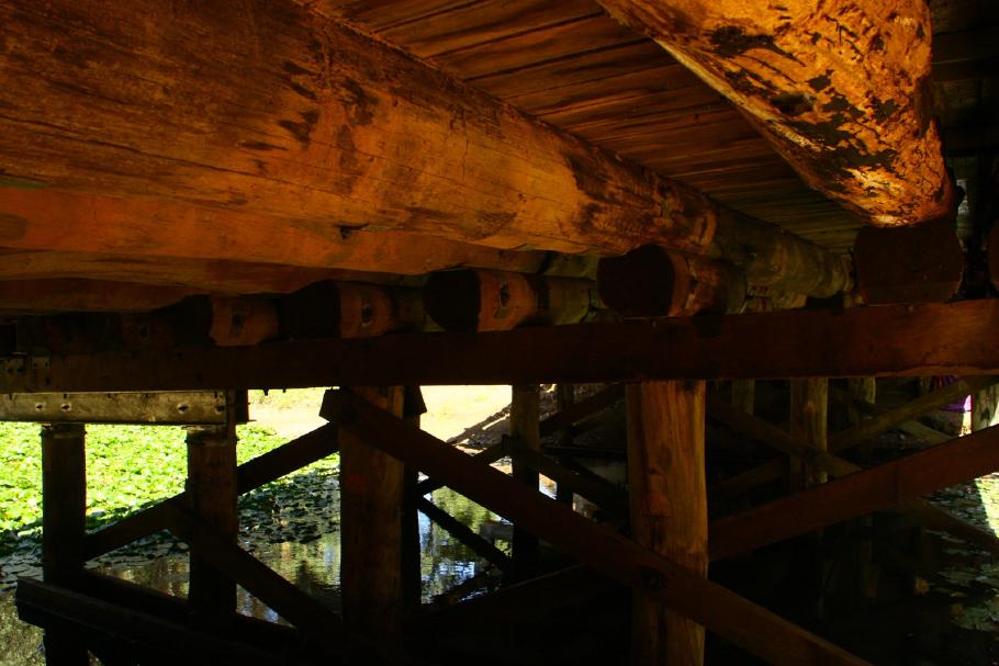 Solide - über diese Holzbrücke führt der Highway