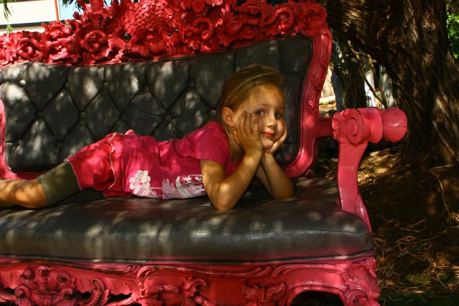 Zum pinkfarbenen Sofa im Vorgarten war nur Annabell passend angezogen