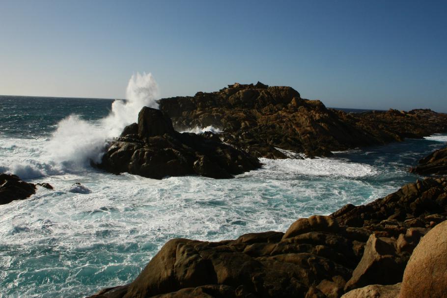 Von der einen Seite her kommen hohe Wellen und brechen sich am Felsen &hellip;