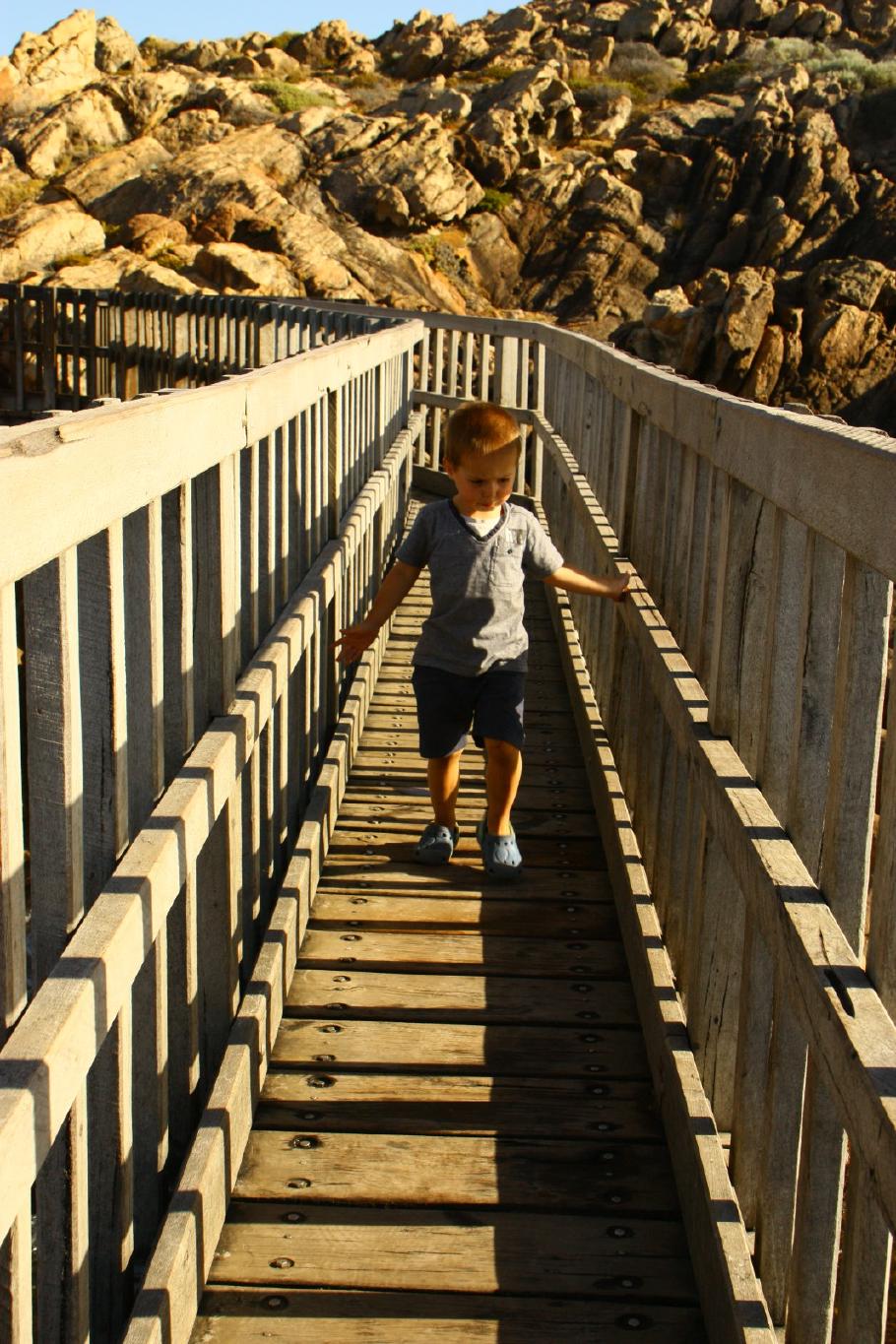 Die erste Hälfte des Weges besteht aus Holzbrücken