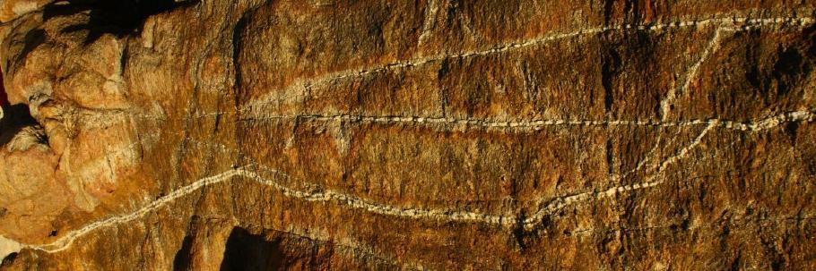 Diese Einschlüsse im Gneis werden in vielen tausend Jahren zu großen Kanälen ausgearbeitet