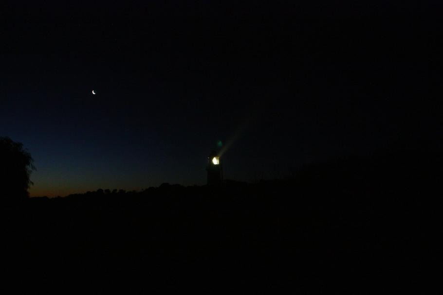 Nachts ist der Leuchtturm in Betrieb.