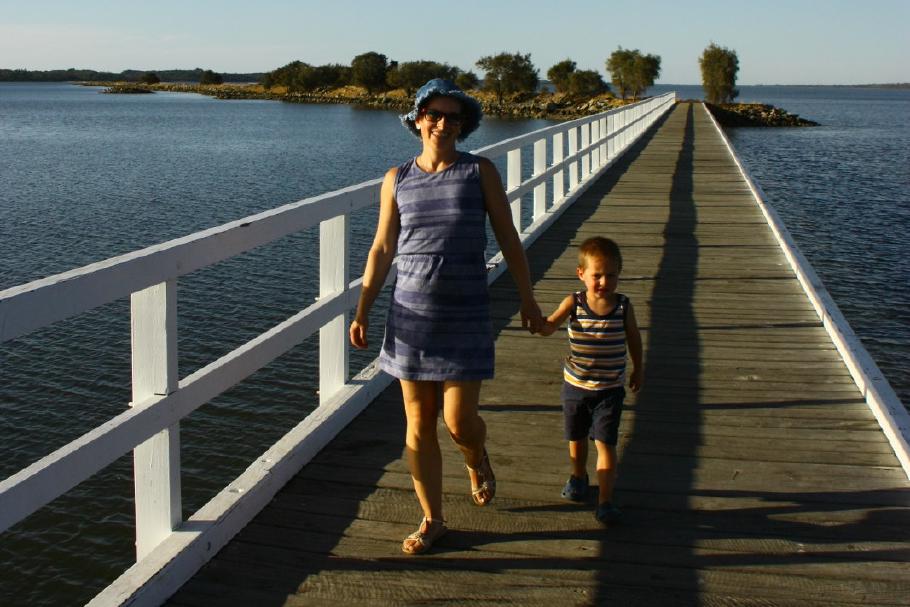 Das Leschenault Inlet bei Bunbury ist nur knietief - mittendrin ging jemand mit seinem Hund spazieren.