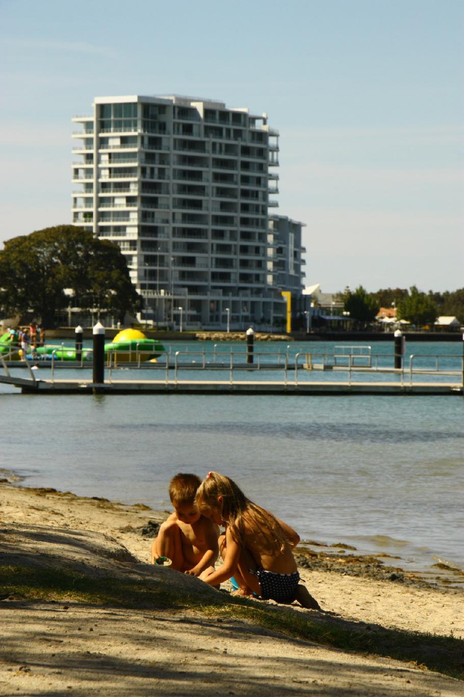 Inmitten der Stadt bietet das Peel Inlet wunderbare Badestrände