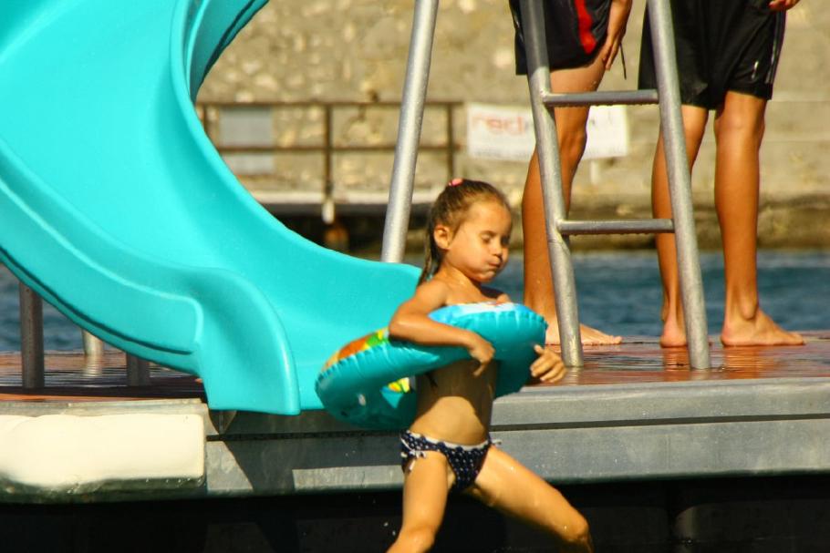 Annabell wagt den Sprung von der Rutsche &hellip;