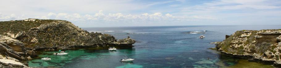 Die unzähligen kleinen Buchten der Insel lassen sich am Besten mit dem Boot erkunden
