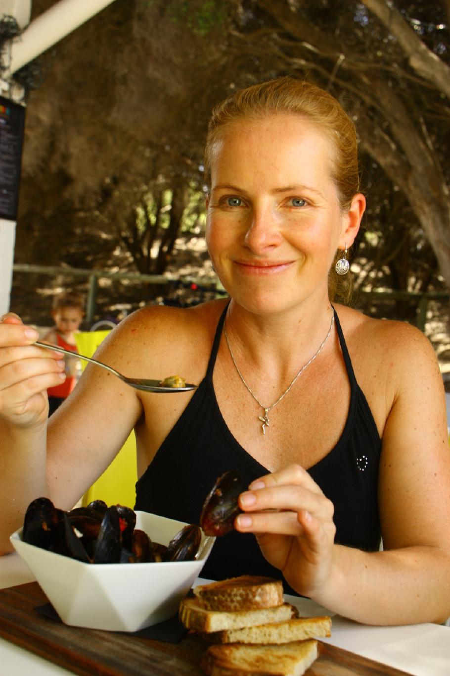 Anke freut sich auf leckere Muscheln.
