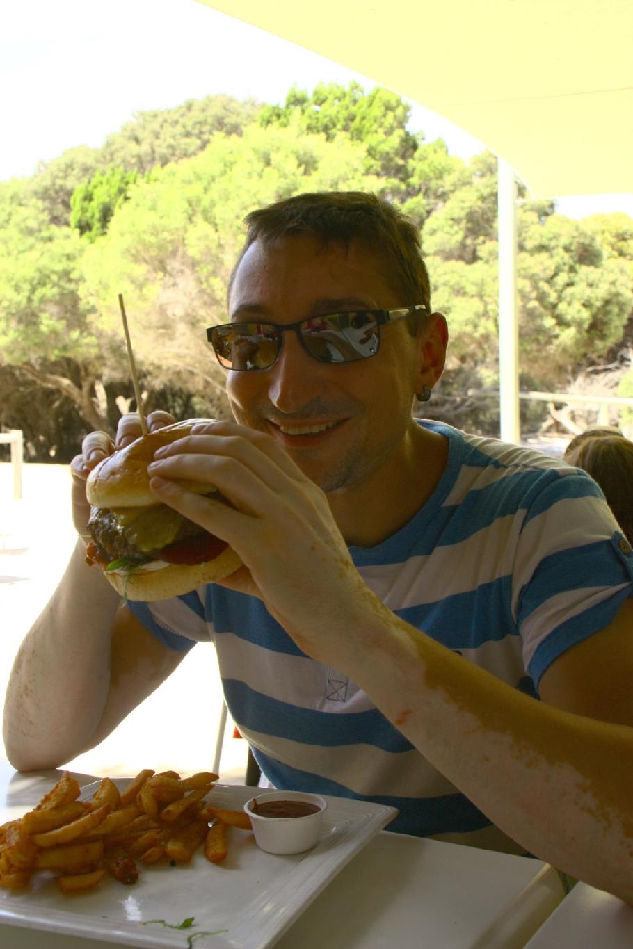 Ich muss noch herausbekommen, wie der Burger in den Mund passen soll.