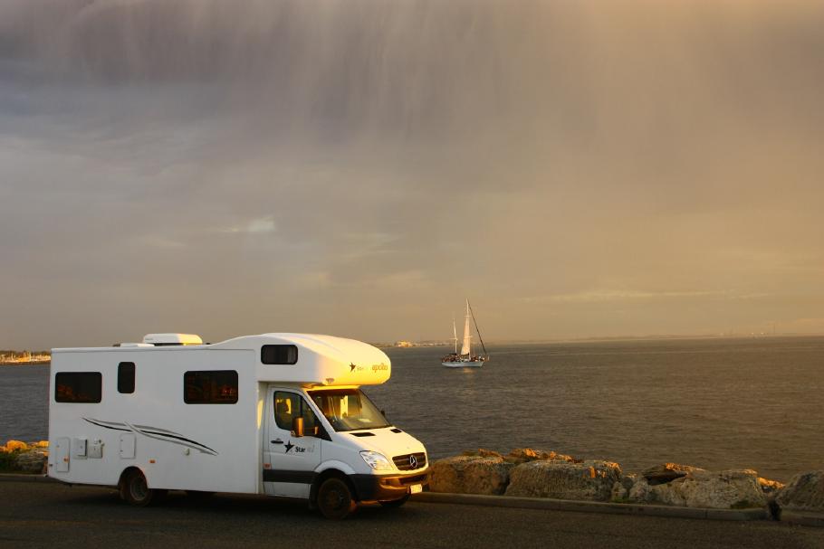 Zum Abendbrot stehen wir ganz vorn an der Mole &hellip;