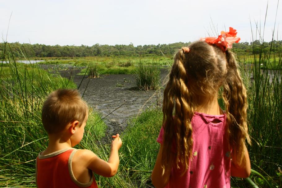 Wir laufen eine runde um den See, der jetzt im Sommer fast vollständig ausgetrocknet ist.
