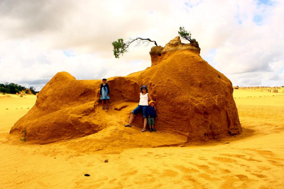 Was ist groß und gelb und hat drei Köpfe?