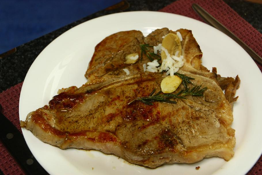 Vollformat - mein T-Bone-Steak passt genau auf den Teller :-)