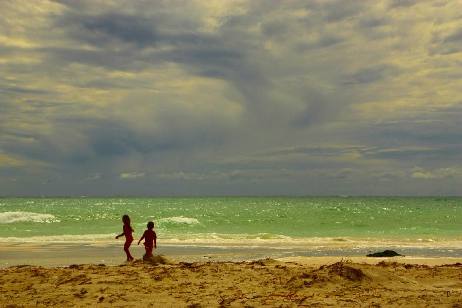 Der aufgewühlte Sand lässt den Ozean milchig-türkisgrün aussehen.
