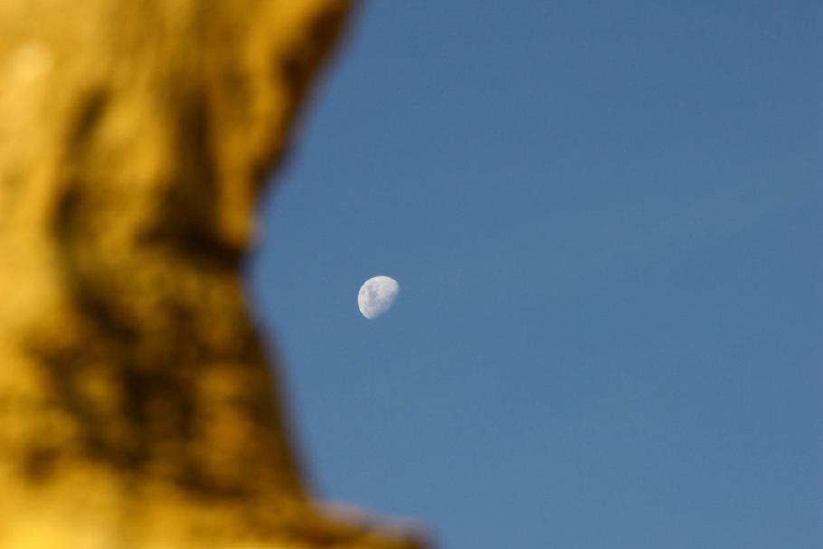 Während alle dem Sonnenuntergang zuschauen, geht hinter uns ganz still und leise der Mond auf.