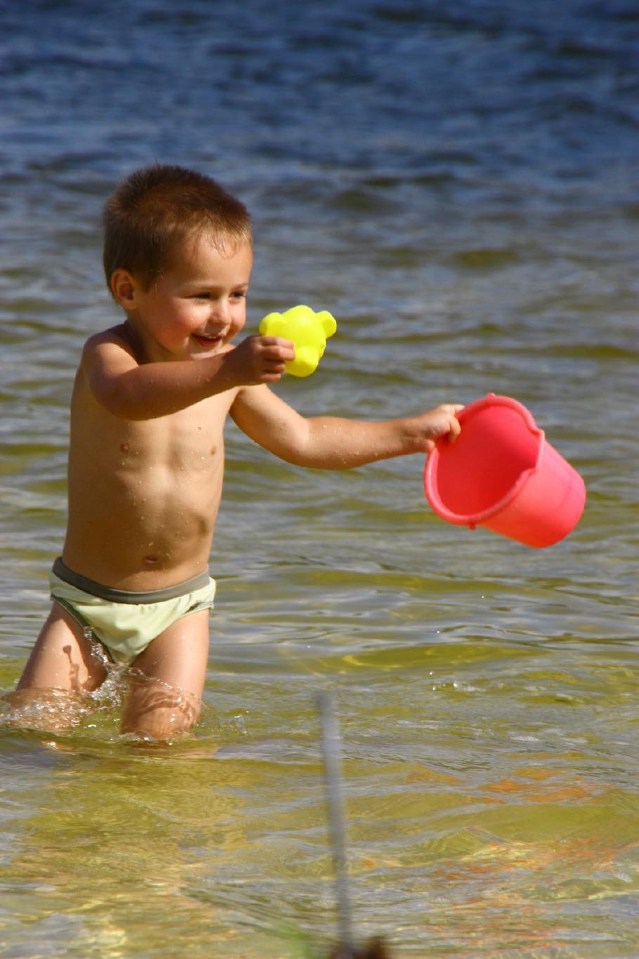 Im flachen Wasser des Flusses kann Felix super plantschen.