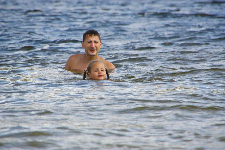 Annabell übt ein wenig zu schwimmen.