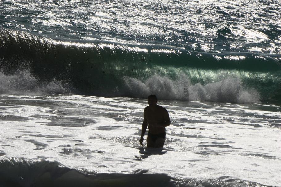 Die Brandung ist höher als ich, diese Welle wird mich gleich an Land spühlen.