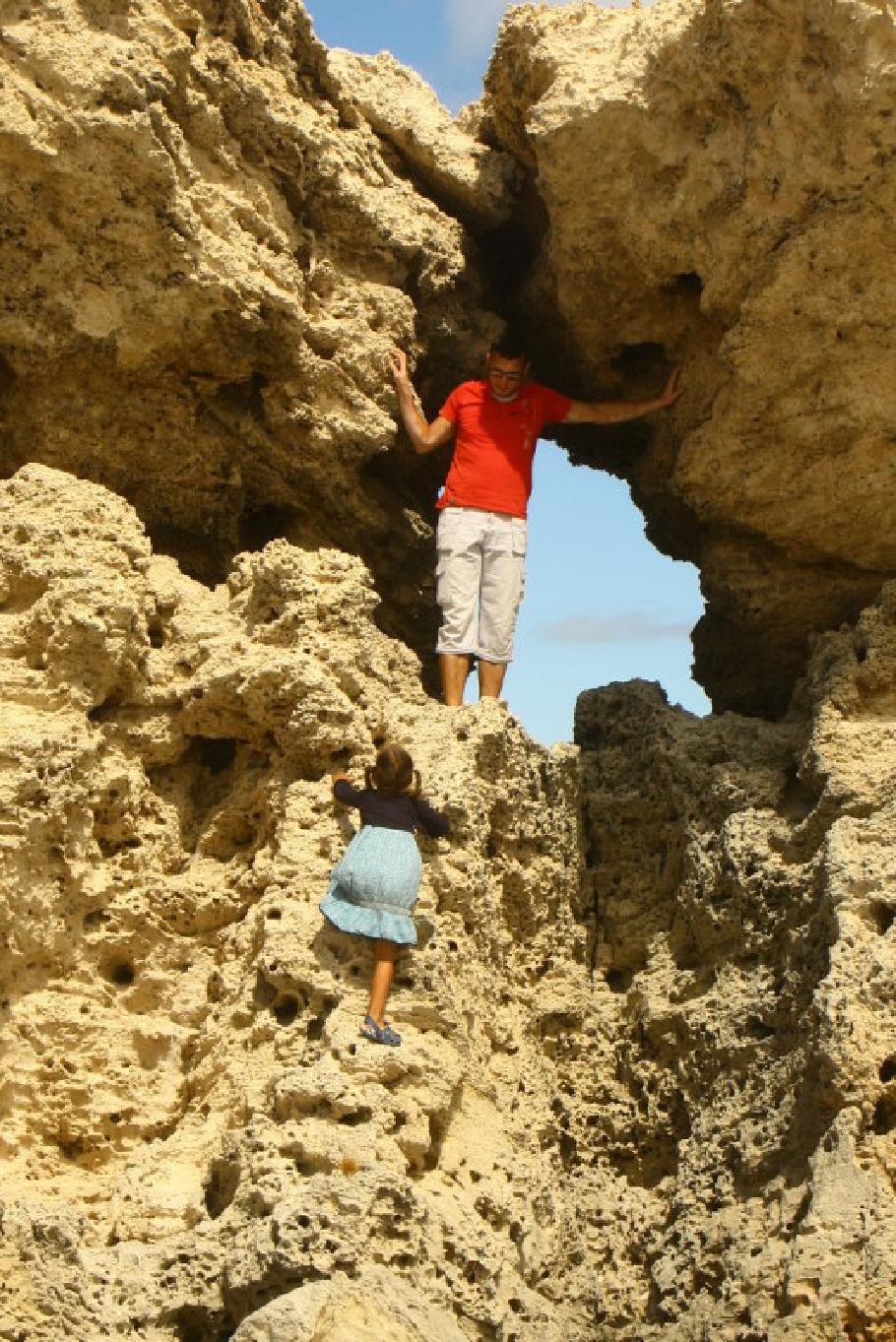 Auf den kleineren der beiden Rocks klettert Annabel bis zur Hälfte mit.