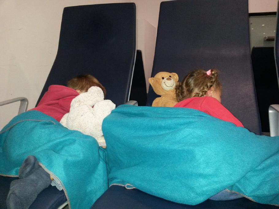 Im Schlaf sind die verbleibenden 2h bis zum Flug schnell vorbei.