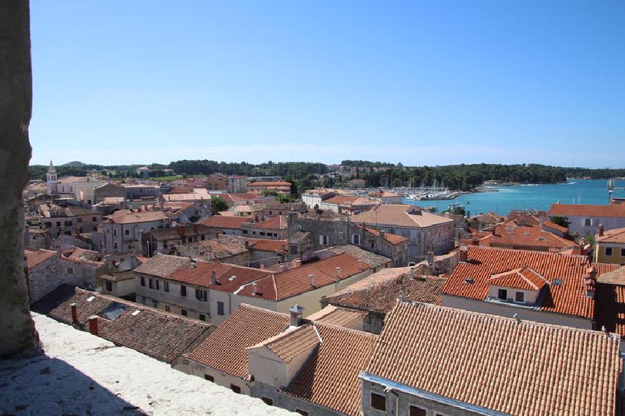 Blick von der Euphrasius-Basilika auf die Dächer der Altstadt