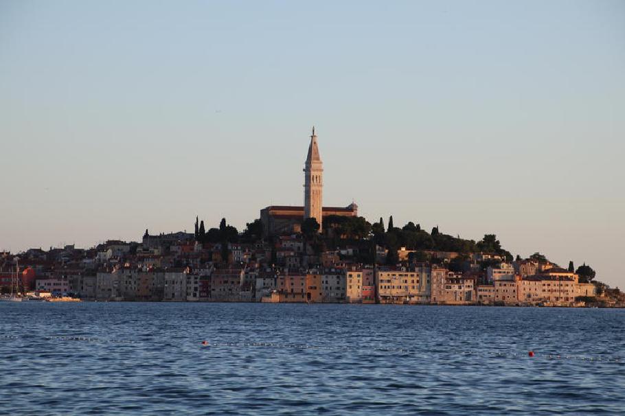 Kurz vor Sonnenuntergang wird die Altstadt von Rovini nochmal schön angestrahlt