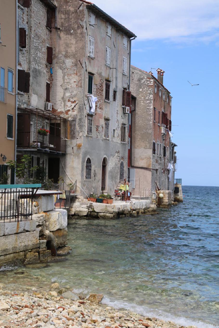 Die Halbinsel ist bis ans Meer heran bebaut