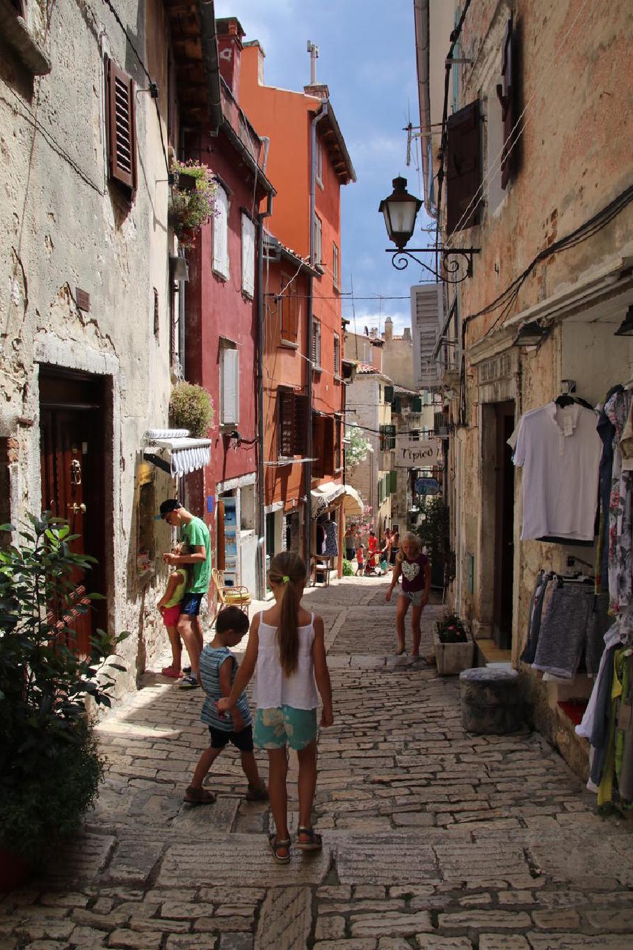 In den engen Gassen wandeln wir auf den Spuren früherer Piraten