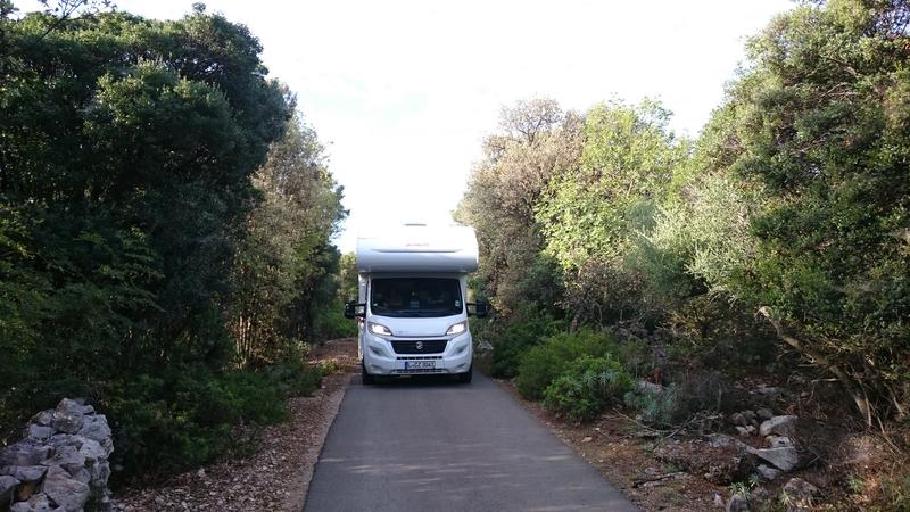Die Straße zum Campingplatz ist nur einspurig ausgebaut