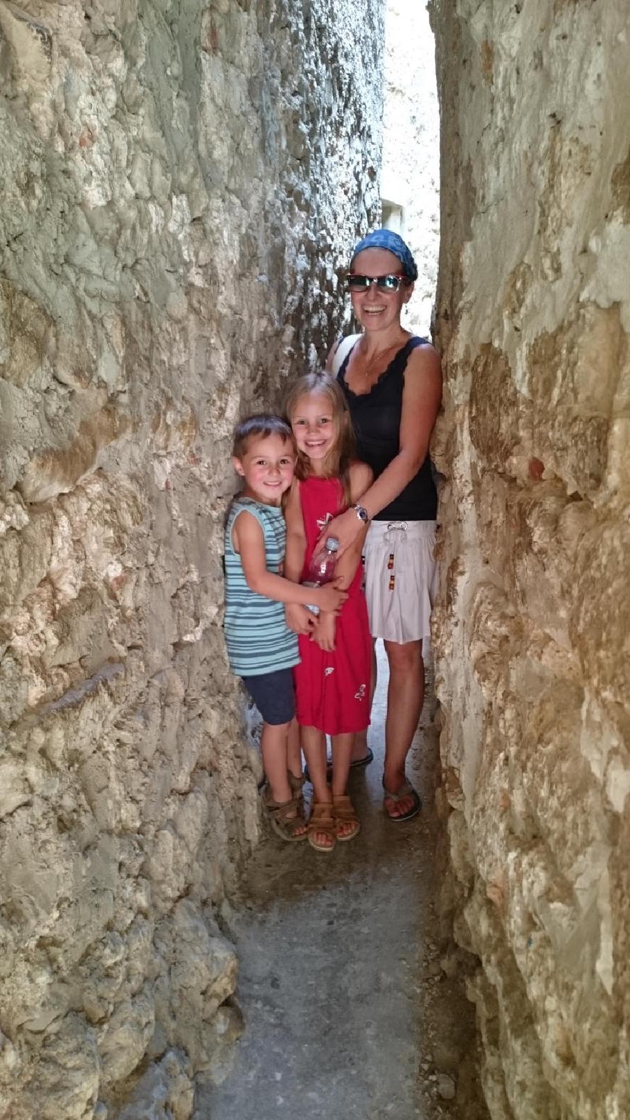 Die schmalste Gasse der Welt? Meine Familie passt nebeneinander hinein …