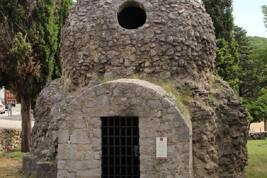 Unterwegs sehen wir eine kleine kugelige Kirche aus dem 14. Jahrhundert.
