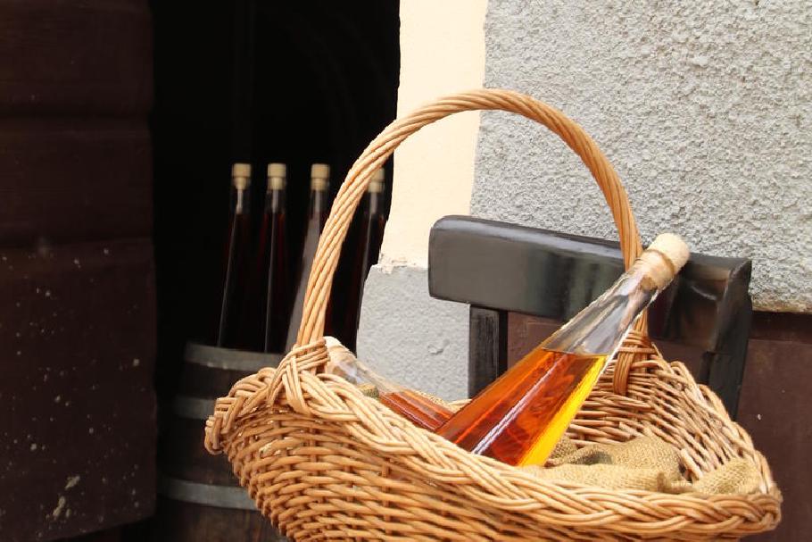 … wo auch der strohgelbe “Vrbnička žlahtina” herkommt.