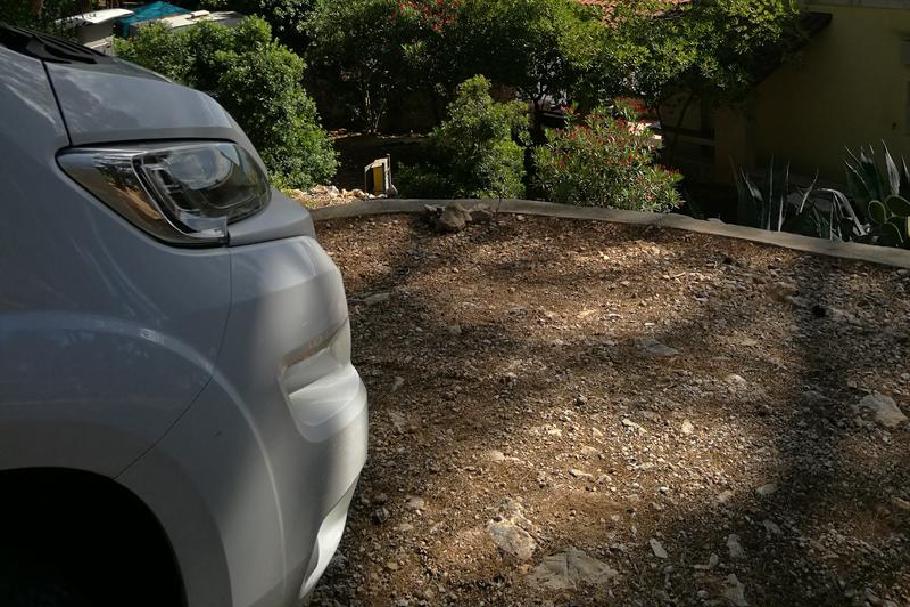 Vor dem Campingplatz erstreckt sich eine langgezogene Bucht. Die meisten Stellplätze sind dicht am Meer.