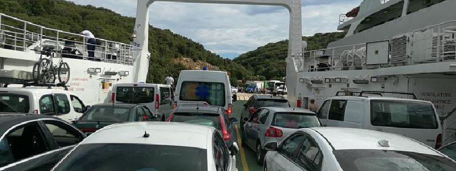 Die Fähre ist diesmal relativ leer, wir stehen weit vorn