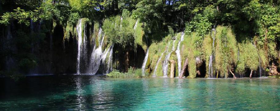 Jeder größere Höhenunterschied zwischen zwei Seen wird von Wasserfällen ausgeglichen.