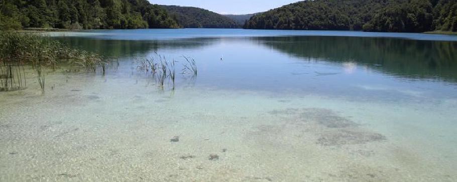 Das seichte Wasser am Rande täuscht - die Seen sind bis zu 47m tief.