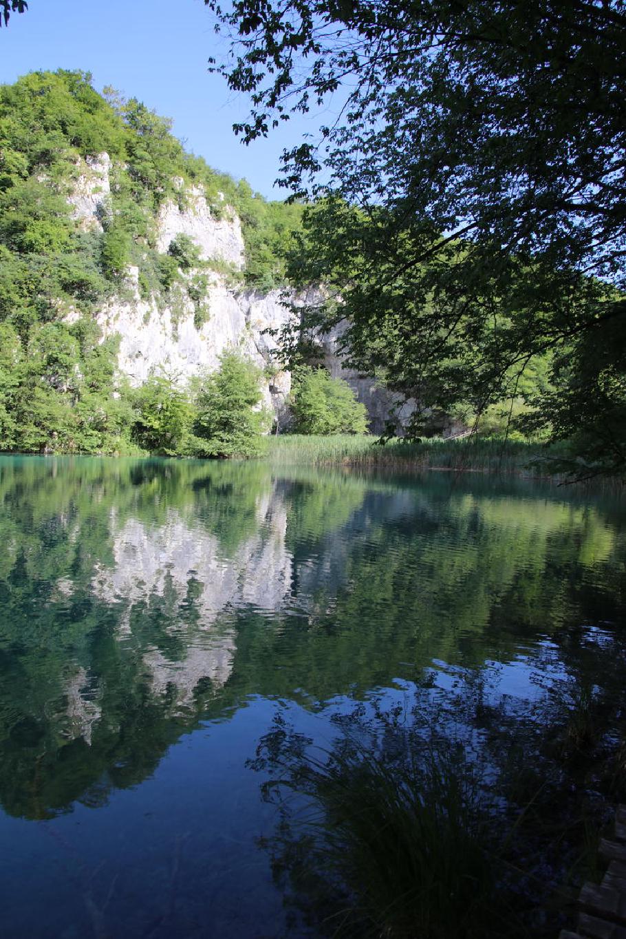 Blick über den “Silbersee” - am gegenüberliegenden Ufer ist eine kleine Höhle.