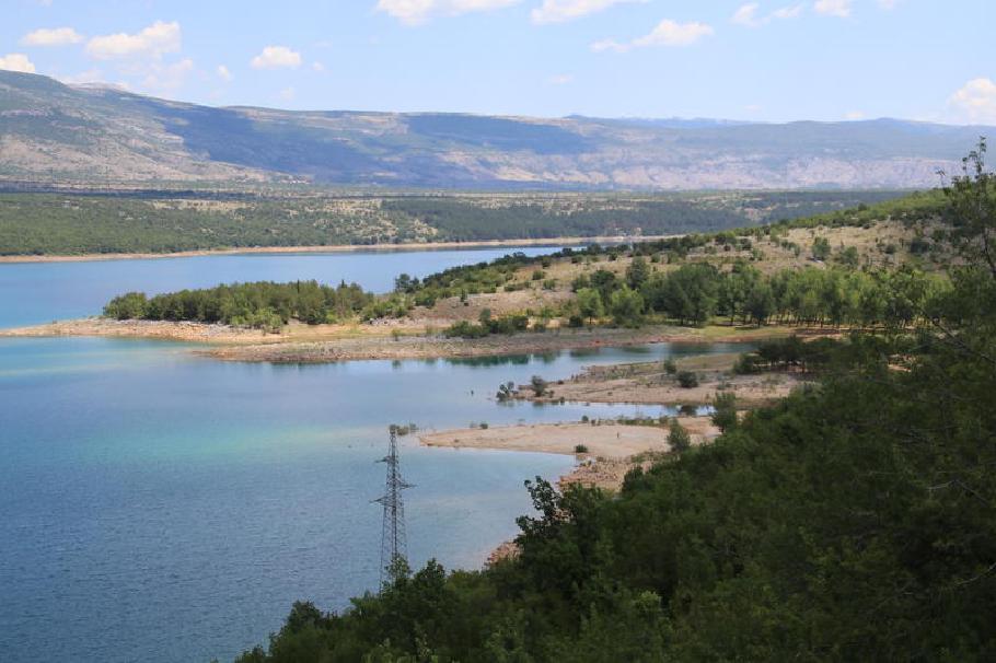 Laut Karte führt eine befestigte Straße dort hinunter.
