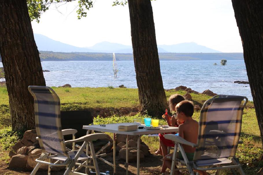 Die Kinder essen schon Eis, Papa surft immer noch.